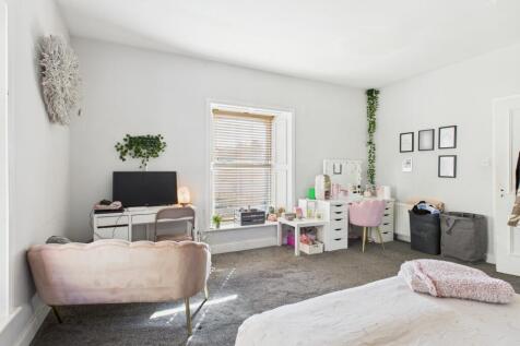 CAM04201G0-PR0061-STILL029