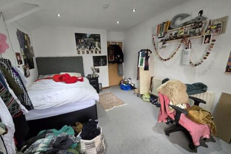 First floor rear bed