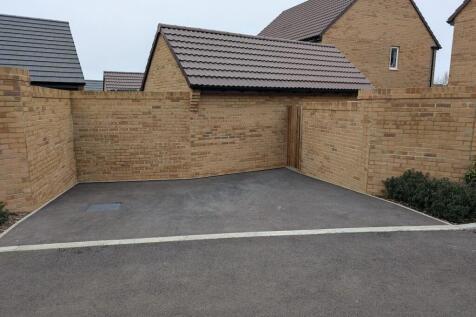 15 Cross Man Way hardstanding.jpg