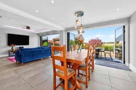 09 - Dining Area wit