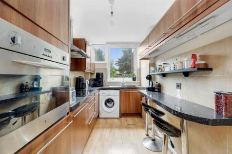 2-bed flat on Stuart Crescent, London, £1,800/mo