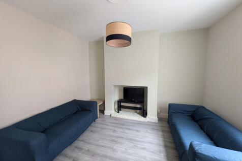 4 Bed - Blantyre Road L15 photo 2