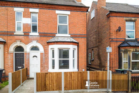 3 bed semi-detached house to rent Willoughby Stre
