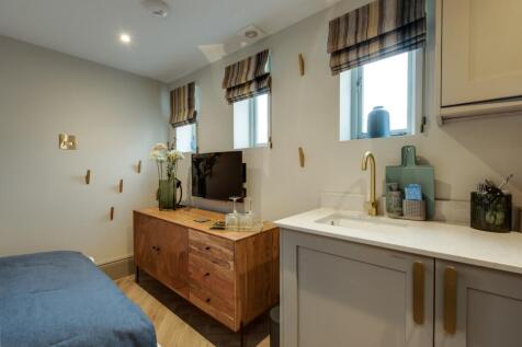 Asthall Kitchenette TV area