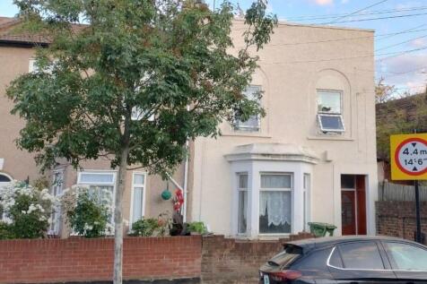 London, E7 - property photo