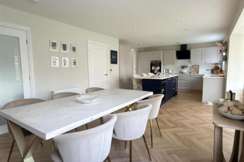 OPEN PLAN LIVING/DINING KITCHEN