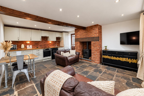 OPEN PLAN LIVING DINING FITTED KITCHEN: