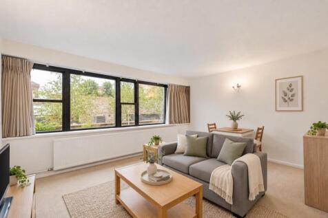1-bed flat on Kensington Place, London W8, £2,513/mo