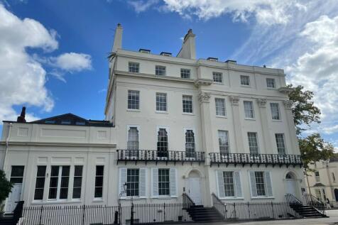2-bed flat on 7 The Town House, Kenilworth Road, £2,200/mo