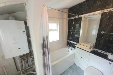 8a Cross St Bathroom.jpg