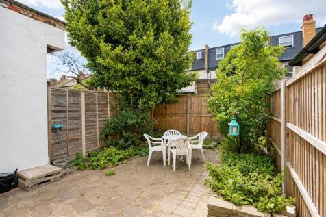 06_patio_garden_straightened.jpg
