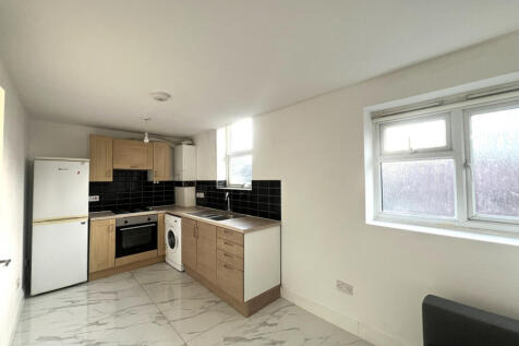 Three Bedrooms-Flat to rent on Amersham Road, New