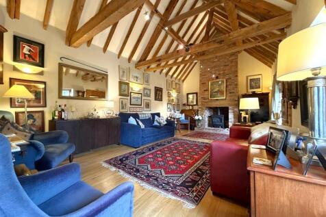 Large Lounge With Vaulted Ceiling 166