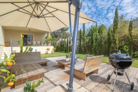 BEAUTIFUL MODERN GROUND FLOOR APARTMENT WITH A LARGE GARDEN AND COMMUNITY POOL