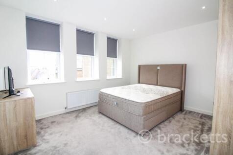 Bedroom built in wardrobe &amp; chest of drawers