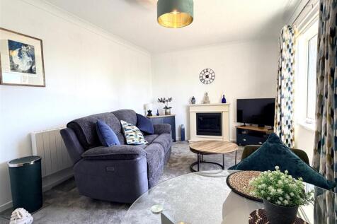 LOUNGE WITH DINING AREA