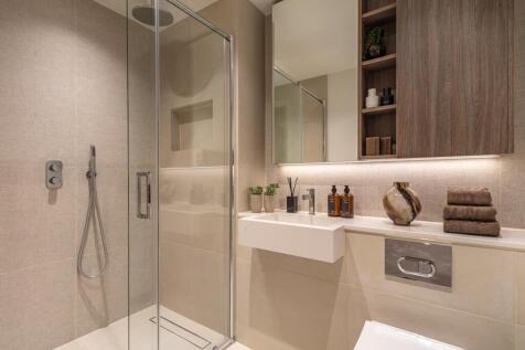 Ensuite to main bedroom