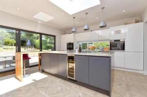 Kitchen / Dining Area