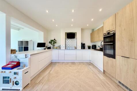 Kitchen &amp; Breakfast Bar.JPG