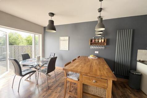 Dining Area and Breakfast Bar