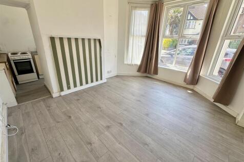 LOUNGE/BEDROOM