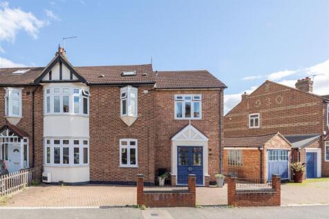 Warboys Crescent, E4