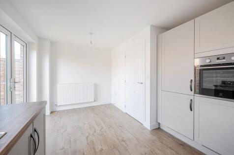3 bedroom Terraced House in Bugle Grove, Finchampstead photo 4