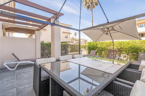 ELEGANT TOWNHOUSE WITH TERRACE AND COMMUNAL POOL JUST STEPS FROM THE SEA