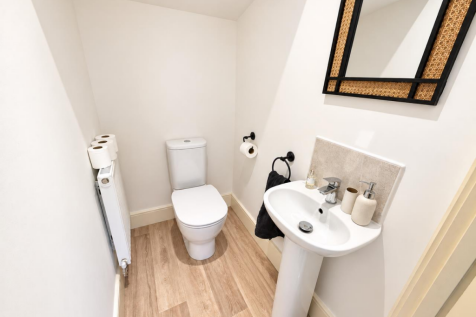 Guest's Cloakroom / Wc