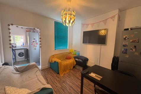 5-bed semi-detached on Hungerton Street, Nottingham, NG7 1HL, £2,557/mo