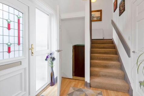 4 bed, 2 bath Detached in Leeds - Photo 7