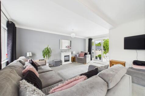 LOUNGE / DINING ROOM