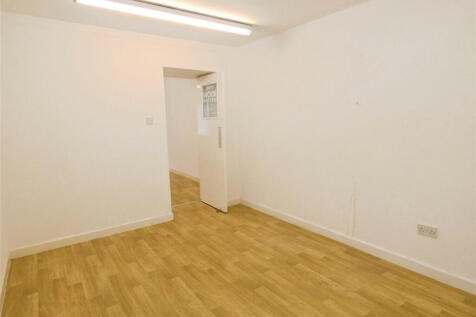 Retail Property (high street) to rent Image 4