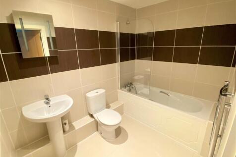 4 Whitewater Apartments Bathroom