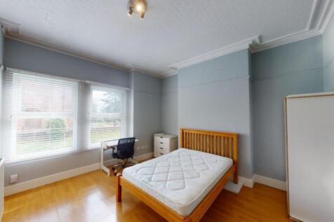 10 Burns Avenue photo 4