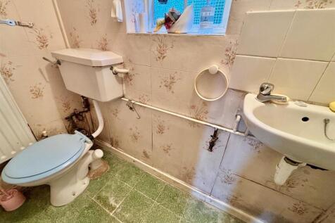 Guests Cloak Room/WC