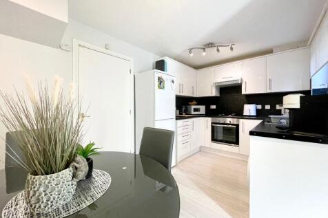 Lloyd Close, Cheltenham, GL51 photo 3