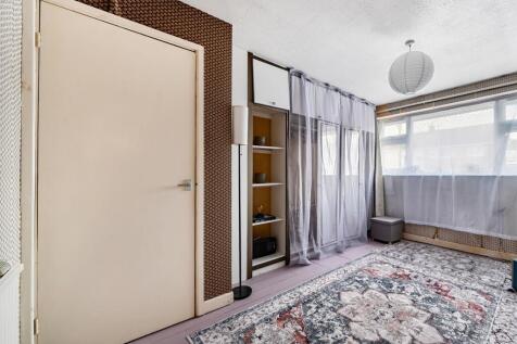 Cwrt Pentwyn Master bed new