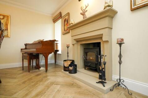 4 bed, 2 bath Detached in Sheffield - Photo 9