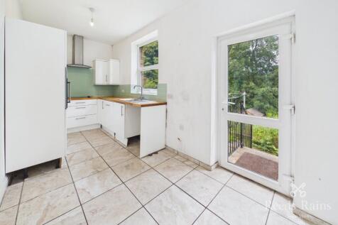 Woodside Road, Huddersfield, West Yorkshire, HD4 photo 3