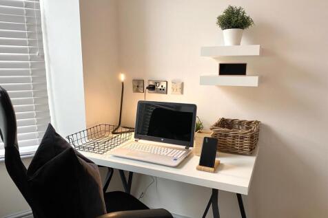 Portland St // 3 Bed Apt // June 2027 photo 4