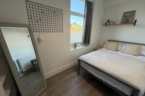 Bright, neatly presented double bedroom with a ...