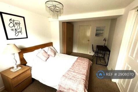 Staines Road West, Ashford, TW15 photo 3