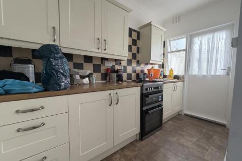 2 Bedroom House, Warwick Road, Clacton on Sea. CO15 photo 4