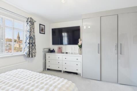 CAM03729G0-PR0199-STILL027