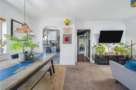 Lounge/Dining