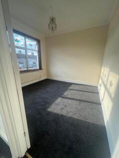 Spacious 4-Bedroom Terraced House with Driveway �