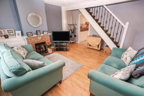 45 Dennis Way - Lounge 1.JPG