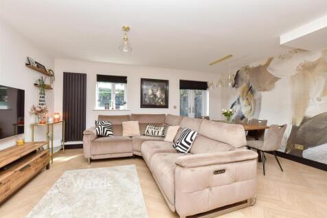 Lounge/Dining Area