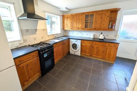 Woking, Surrey, GU22 photo 4